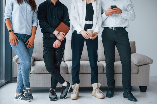 Vista ravvicinata di persone in abiti casual che stanno insieme al chiuso