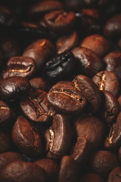 Vista ravvicinata di semi di caffè su oscurità