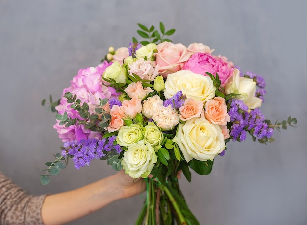 Vista ravvicinata di un bellissimo bouquet di fiori misti coloful