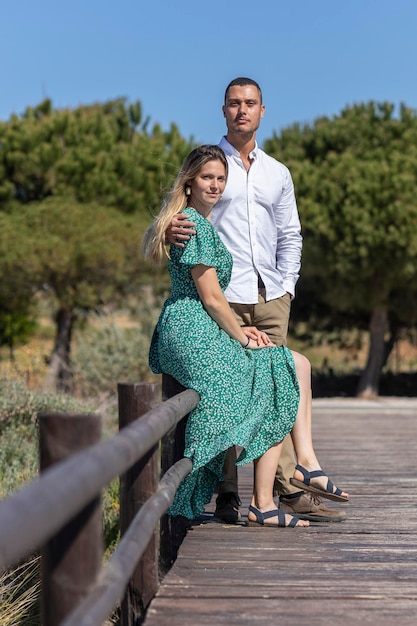 Vista ravvicinata di una giovane coppia europea felice che tiene insieme sulla via di legno