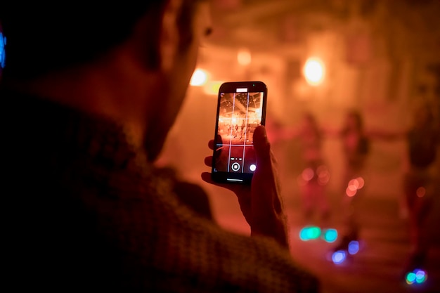 Vista ravvicinata di una registrazione del telefono durante uno spettacolo di musica e danza Foto di alta qualità