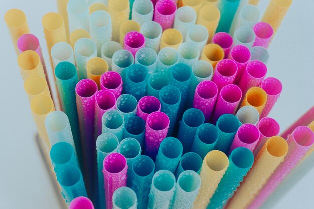 Vista ravvicinata di varie cannucce di plastica