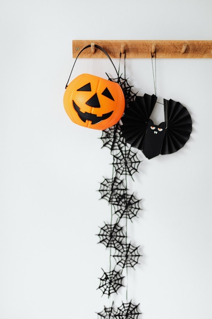 vista ravvicinata foto di decorazioni di Halloween con cesto di zucca e ragnatela