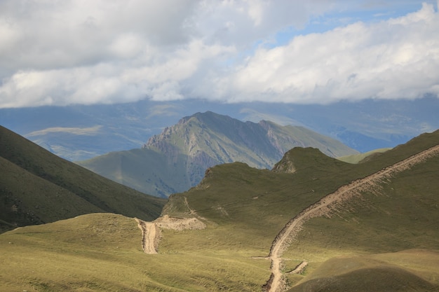 Vista ravvicinata scene di montagna nel parco nazionale di Dombai, nel Caucaso, in Russia, in Europa. Paesaggio estivo, tempo soleggiato, cielo azzurro drammatico e giornata di sole