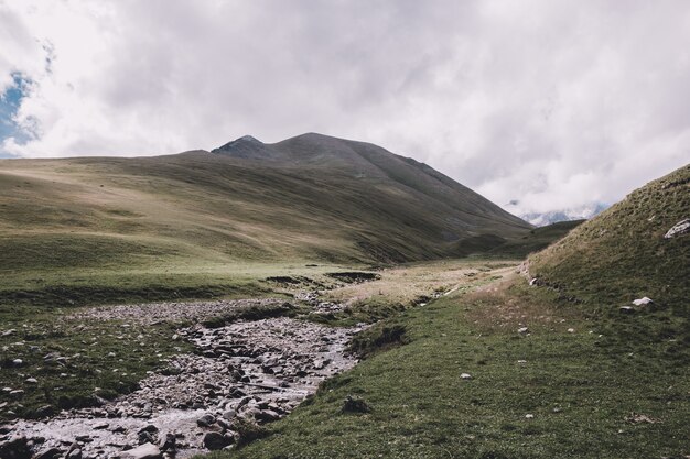 Vista ravvicinata scene di montagna nel parco nazionale di Dombay, nel Caucaso, in Russia, in Europa. Paesaggio estivo, tempo soleggiato, cielo azzurro drammatico e giornata di sole