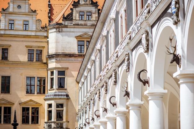 Vista ravvicinata sull'architettura del cortile del castello di Dresda in Germania