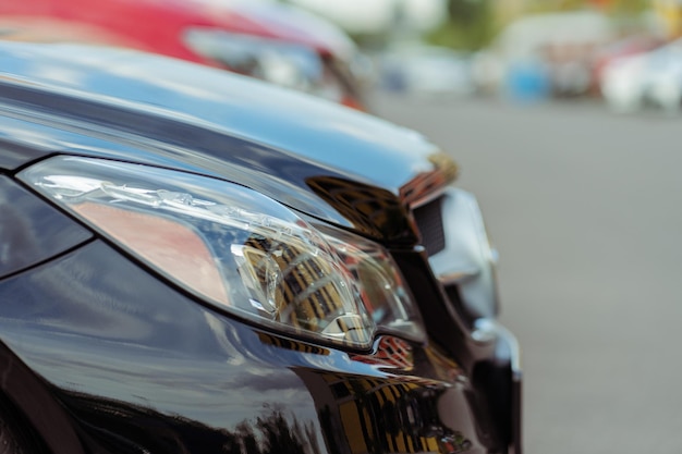 Vista ritagliata dei fari di un'auto moderna confortevole con vista parziale del paraurti posteriore