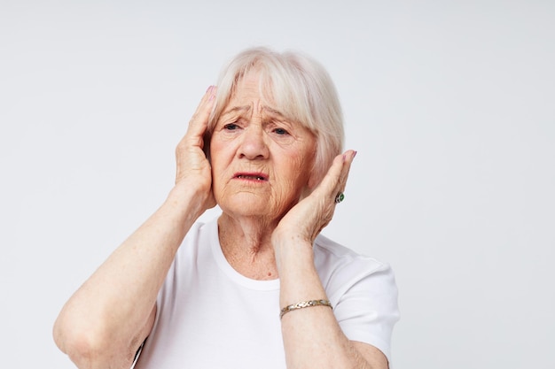 Vista ritagliata del problema del malcontento della donna anziana che tiene la testa