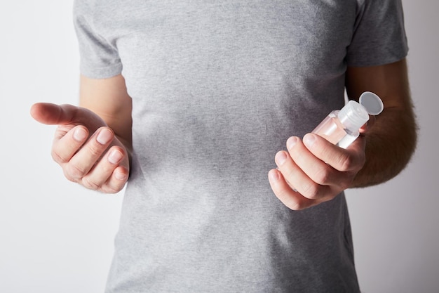 Vista ritagliata dell'uomo che tiene disinfettante per le mani in bottiglia