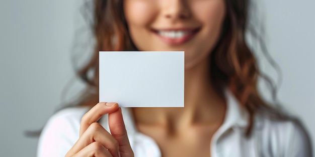 Vista ritagliata di una donna d'affari che mostra un biglietto da visita vuoto con un modello per il design in ufficio messa a fuoco selettiva Manager femminile che mostra un cartellino pubblicitario vuoto con spazio per il tuo annuncio