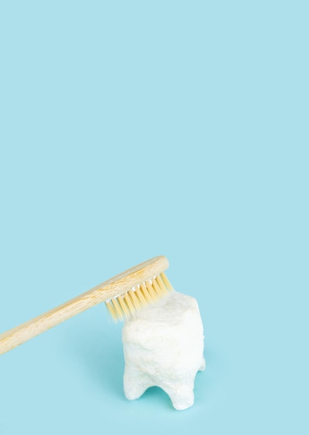 Vista ritagliata spazzolino spazzolatura dente bianco modello su sfondo blu