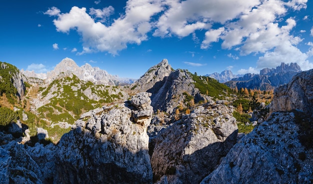 Vista rocciosa della montagna delle dolomiti di autunno Sudtirol Italia