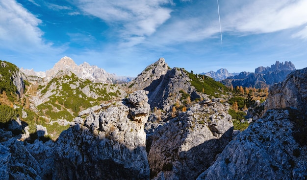 Vista rocciosa della montagna delle dolomiti di autunno Sudtirol Italia