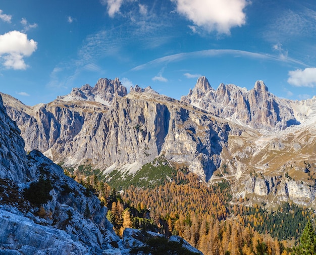 Vista rocciosa della montagna delle dolomiti di autunno Sudtirol Italia