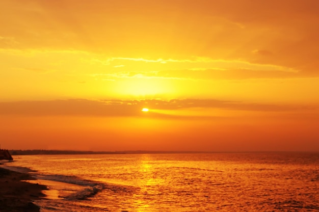 Vista romantica dell'alba sul mare