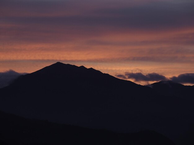 Vista rossa della valle intorno alla pietra di Bismantova una formazione rocciosa nell'Appennino tosco-emiliano (Italia) al tramonto