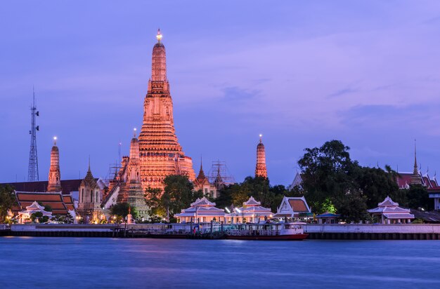 Vista sbalorditiva di Wat Arun a penombra a Bangkok, Tailandia