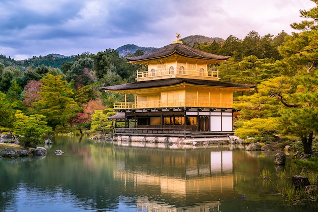 Vista scenica del padiglione dorato, tempio di Kinkakuji a Kyoto Giappone