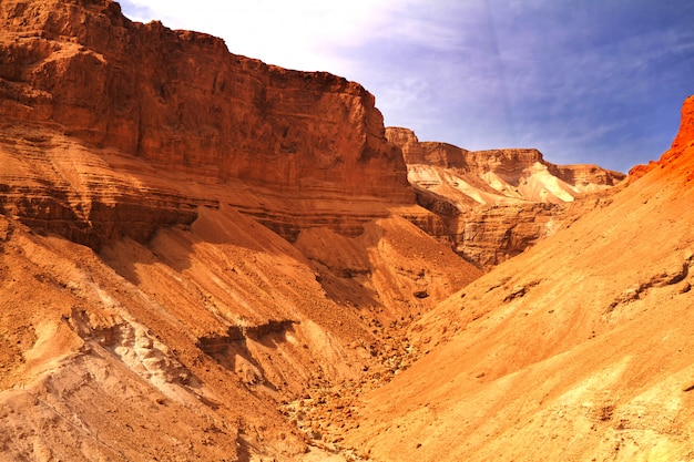 Vista scenica del supporto di Masada nel deserto di Judean vicino al mar Morto, Israele.