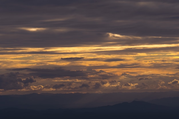 Vista scenica delle montagne della siluetta contro il cielo durante il tramonto e il fascio