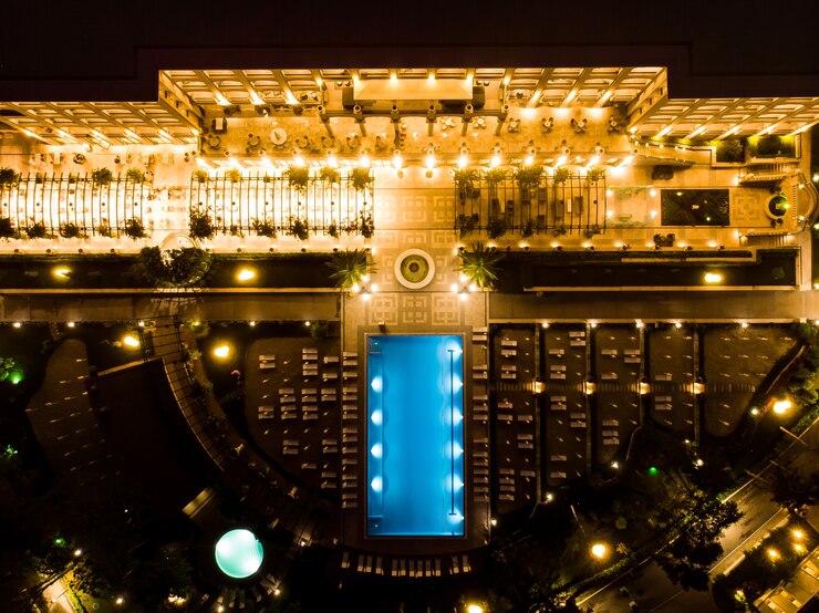 Vista serale con drone di hotel a cinque stelle e piscina in Bulgaria, resort di lusso estivo, vista aerea dall'alto