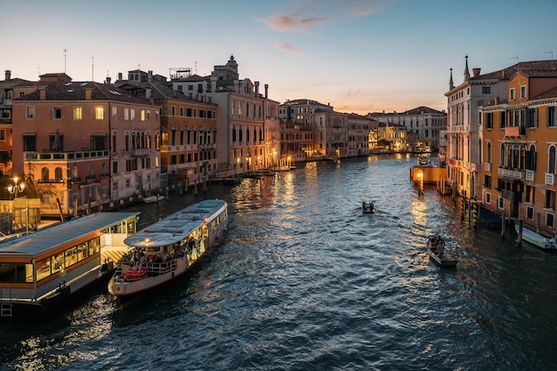 Vista serale dall'alto del canal grande a venezia con luci incandescenti sul cielo blu il concetto di