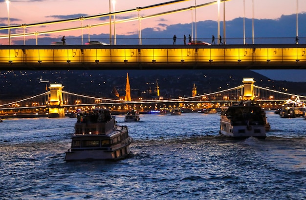 vista serale del fiume Danubio, ponti, luoghi d'interesse di Budapest. Ungheria.