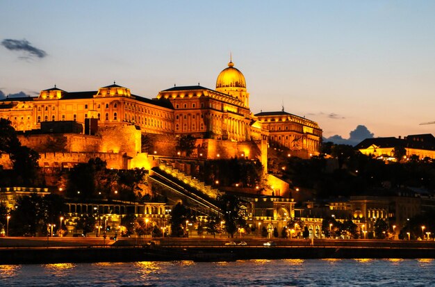 vista serale del fiume Danubio, ponti, luoghi d'interesse di Budapest. Ungheria.