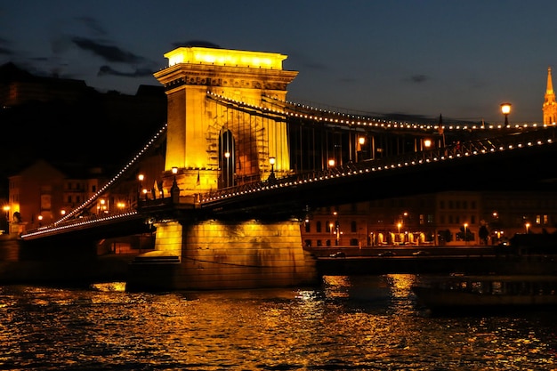 vista serale del fiume Danubio, ponti, luoghi d'interesse di Budapest. Ungheria.