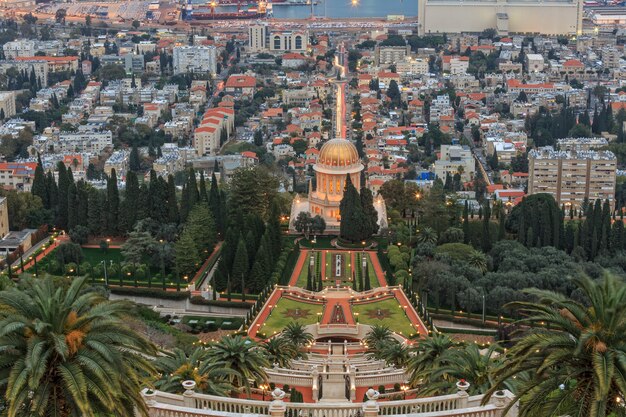 Vista serale del Giardino Bahai e Haifa, Israele.