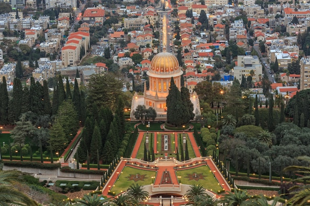 Vista serale del Giardino Bahai e Haifa, Israele.