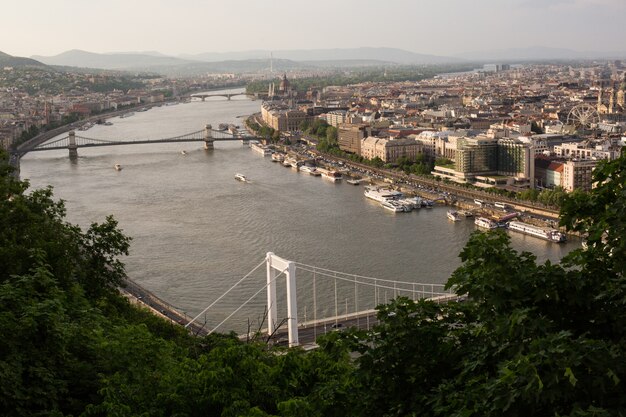 Vista serale del Parlamento e della città di Pest. Splendido paesaggio urbano primaverile di Budapest