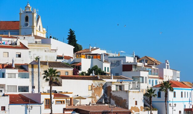 Vista serale del villaggio di pescatori di Ferragudo, Lagoa, Algarve, Portogallo.