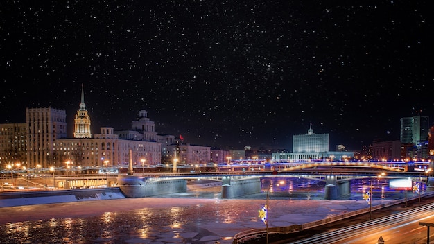 Vista serale dell'argine del fiume Krasnopresnenskaya di Mosca.