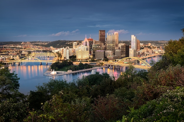 Vista serale di Pittsburgh dalla sommità del Duquesne Incline a Mount Washington, Pittsburgh, Pennsylvania.