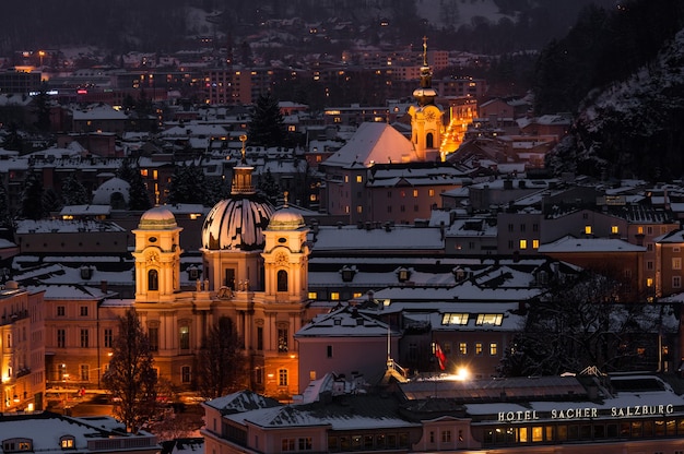 Vista serale di Salisburgo in inverno.