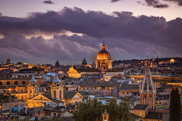 Vista serale sui tetti romani dal parco pubblico del Pincio, i giardini di Villa Borghese, Roma, Italia