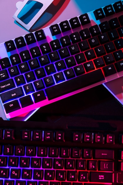 Vista sfumata della configurazione della scrivania da gioco al neon illuminata con tastiera