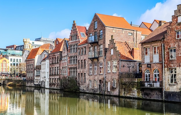 Vista soleggiata del fiume e delle case medievali di Gand, una città del Belgio Concetto di viaggio