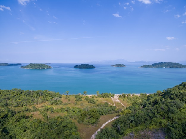 Vista sopra a Paraty, la spiaggia e l&#39;oceano blu. Foresta verde