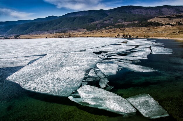 Vista sopra il grande bellissimo lago Baikal con banchise galleggianti sull'acqua, Russia