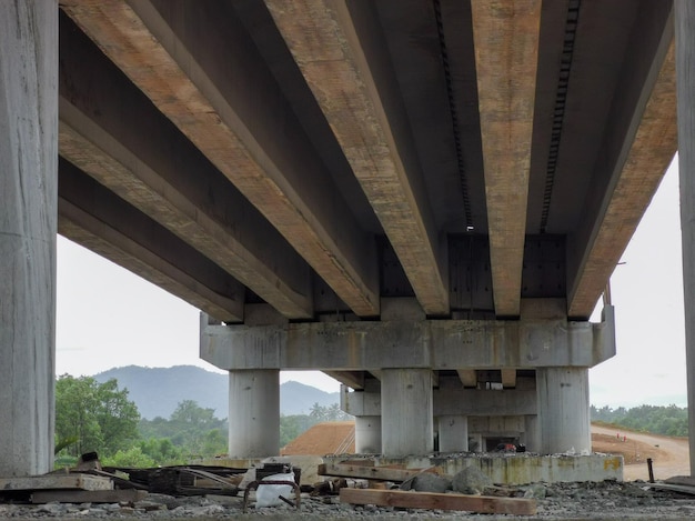 Vista sotto sorvolare il cantiere stradale del ponte.