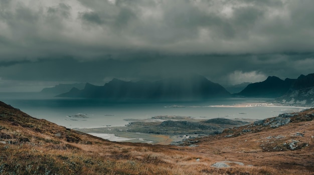 Vista spettacolare, forti piogge sul mare del nord nella Norvegia polare, vista dalle montagne delle isole Lofoten
