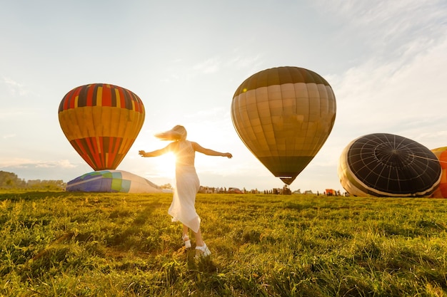 Vista straordinaria con donna e mongolfiera. Immagine artistica. Mondo della bellezza. La sensazione di completa libertà