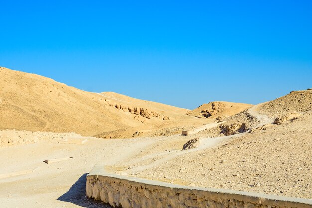 Vista su alte scogliere nella valle dei re. Luxor, Egitto