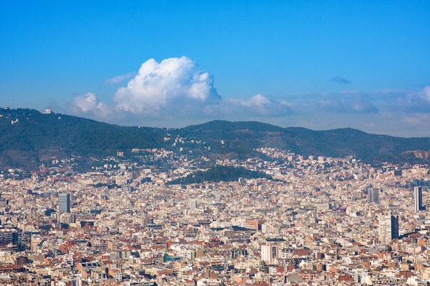 Vista su Barcellona dalla collina di Montjuic, in Spagna