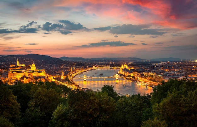 Vista su Budapest illuminata