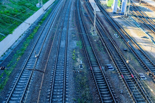 Vista su molti binari ferroviari e incroci