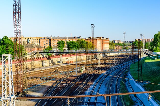 Vista su molti binari ferroviari e incroci