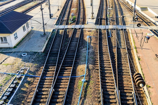 Vista su molti binari ferroviari e incroci